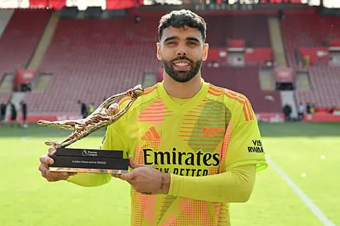 الرابع تاريخيا.. رايا يحتفظ بالقفاز الذهبي في الدوري الإنجليزي